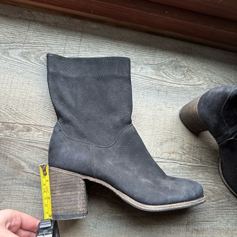 Black barely used FRYE boots. - Picture 3 of 5